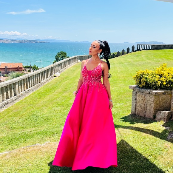 Beautiful hot pink dress,event, graduation, wedding.Size 38 “CHRISTIAN KOEHLERT” - Picture 3 of 5